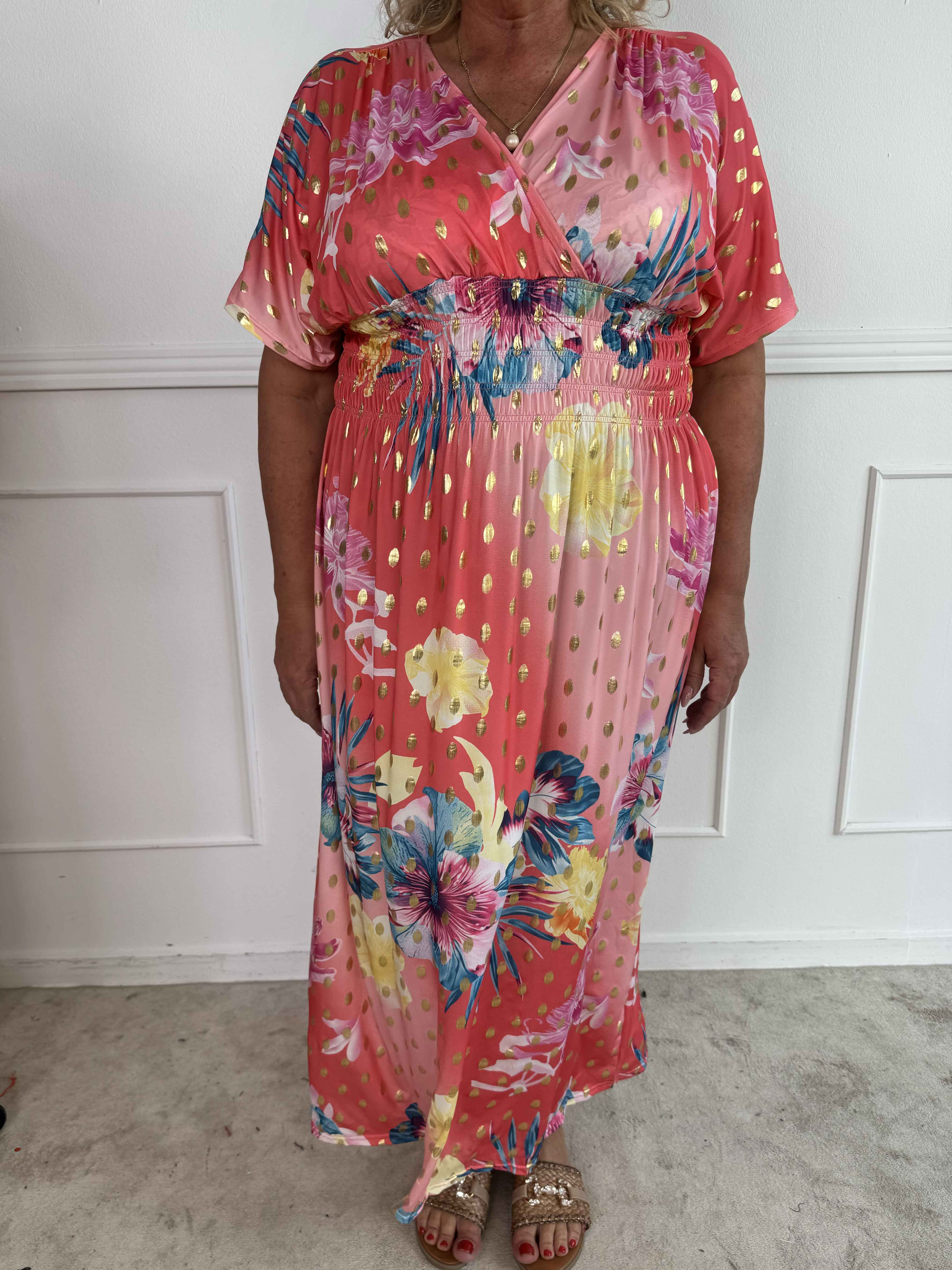 Pams Hawaii - Lang plus size kjole i elastisk stof med blomsterprint